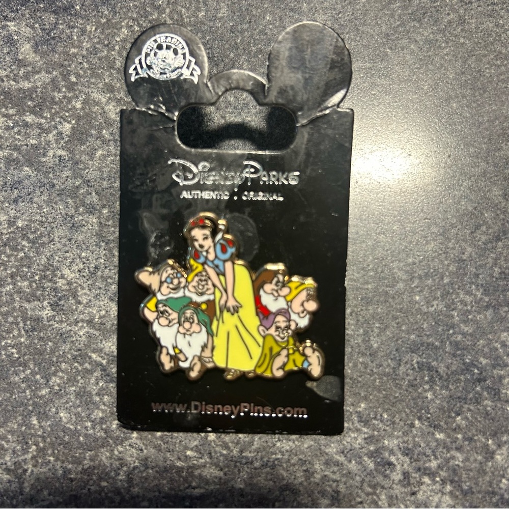 NIP Disney Parks Authentic Snow White Seven Dwarfs Pin